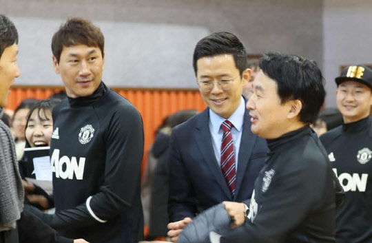 고 유상철 인천유나이티드 감독(왼쪽)과 원희룡 제주지사(오른쪽 두번째). 원희룡 제주지사 페이스북.